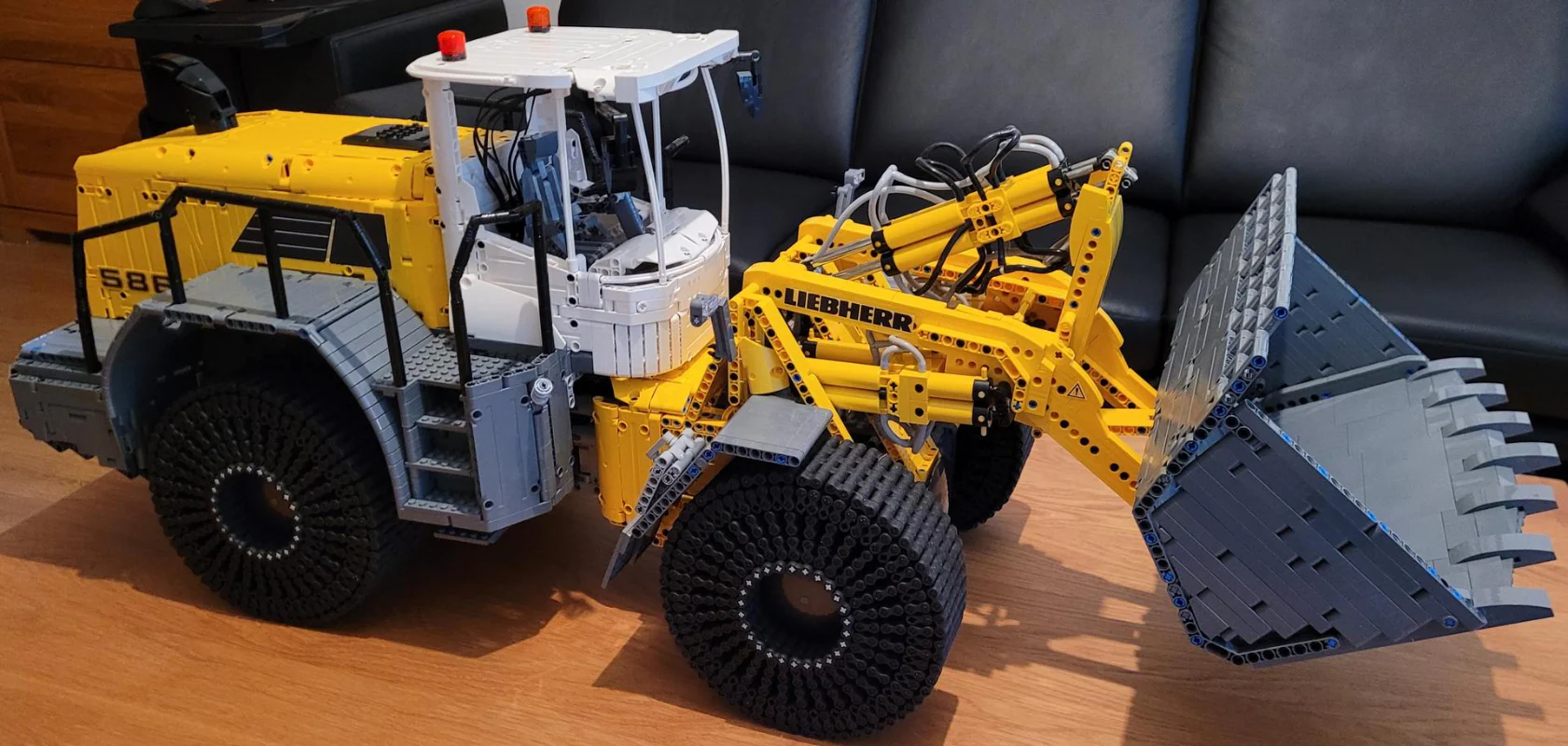 12135PCS MOC-49777 Liebherr L586 - Pro Version - Image 4
