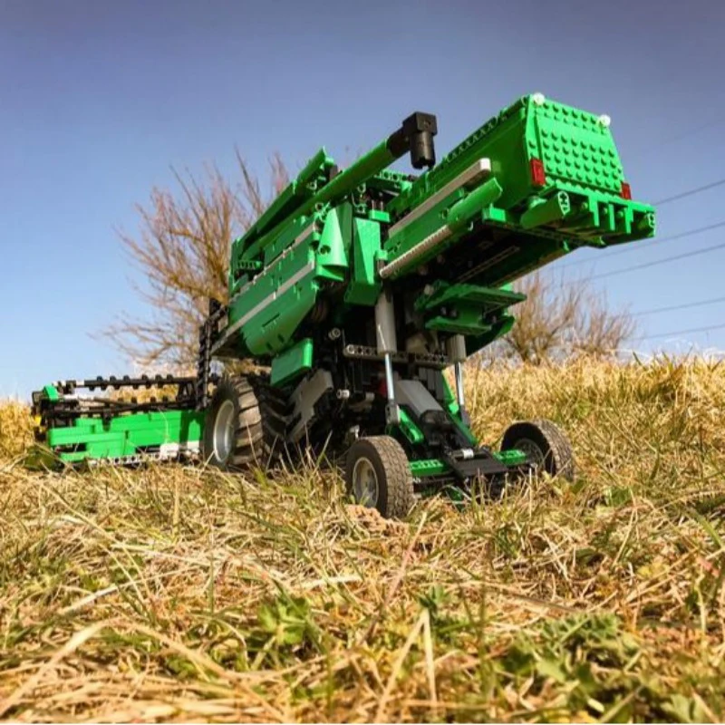 3494pcs MOC-105824 Combine Harvester Full RC (DEUTZ-FAHR TopLiner 4080HTS) - Image 3