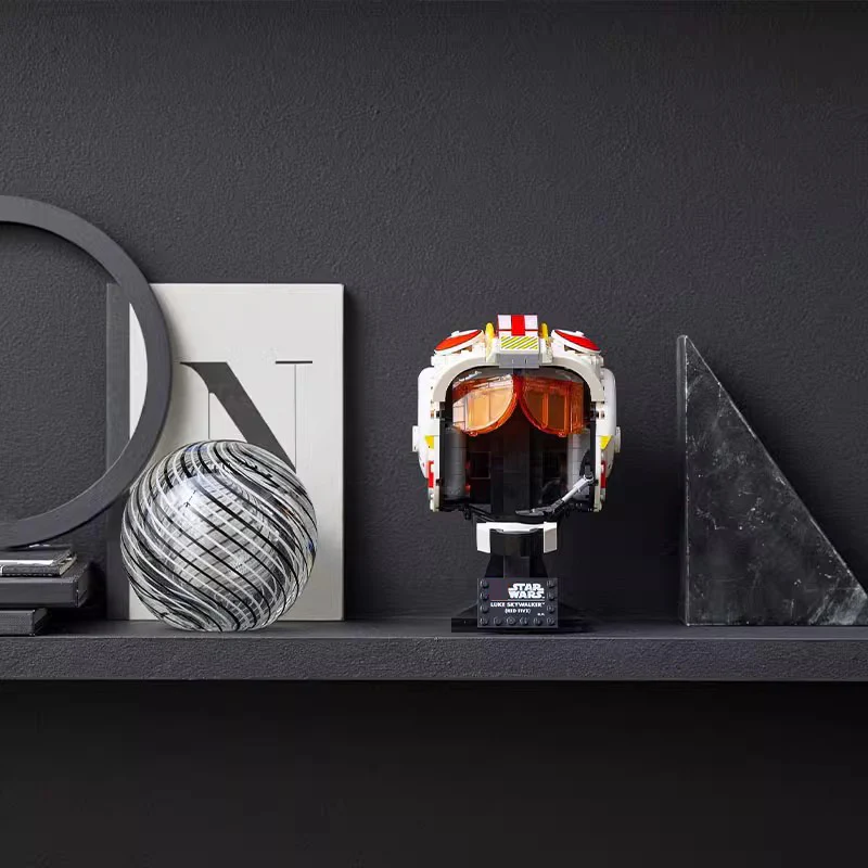 676 pcs Luke Skywalker (Red Five) Helmet - Image 8