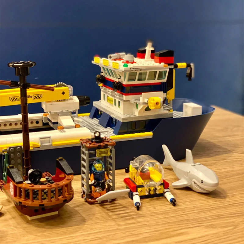 745PCS 21617 Marine Research Vessel 60266 - Image 3