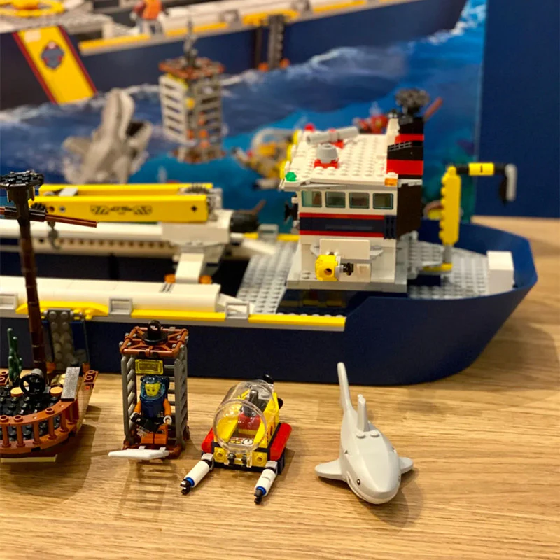 745PCS 21617 Marine Research Vessel 60266 - Image 4